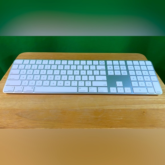 Magic Keyboard with Touch ID and Numeric Keypad - US English - White Keys - Picture 1 of 9